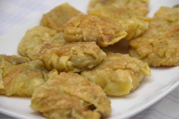Panecillo frito relleno de gambas